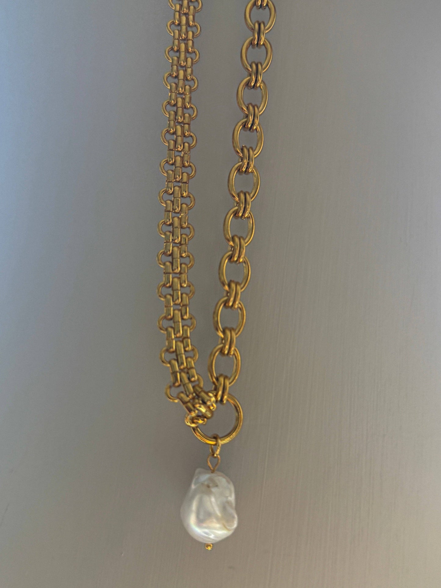 THE AMBER NECKLACE